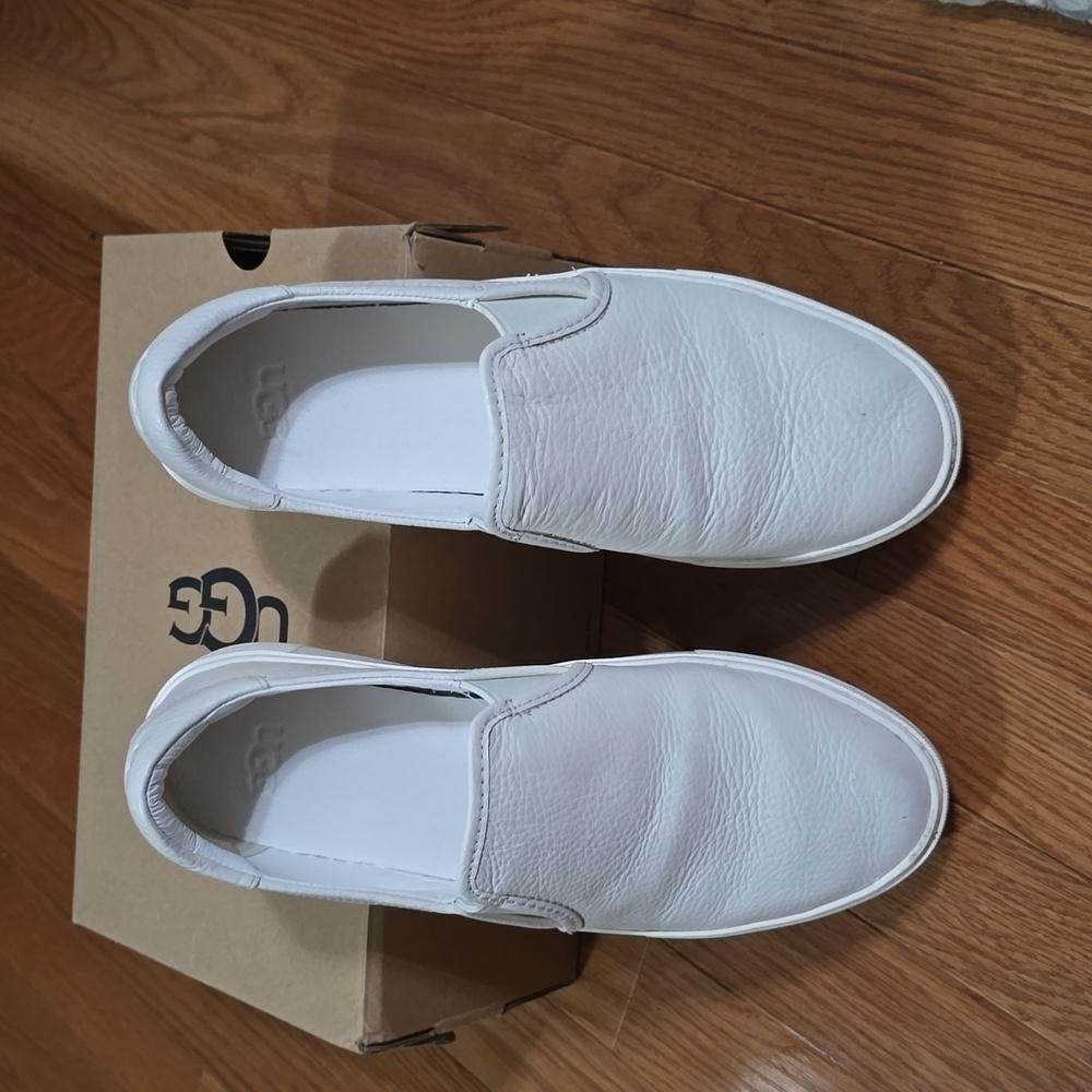 UGG WHITE LEATHER SLIP ONS